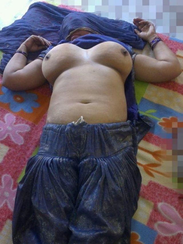 Big boobs Punjabi aunty showing her naked body
